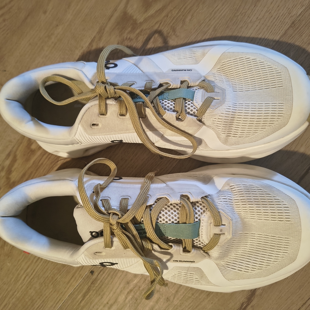 Women's On Shoes Size 10 Wide